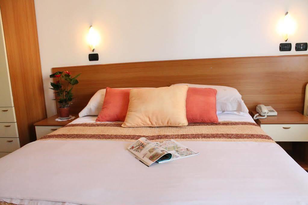Hotel Maria Serena Rimini Esterno foto